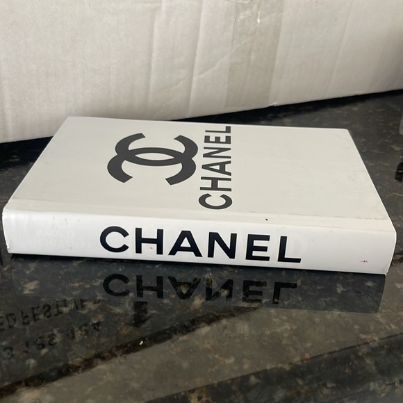 Book decor - Picture 2 of 5